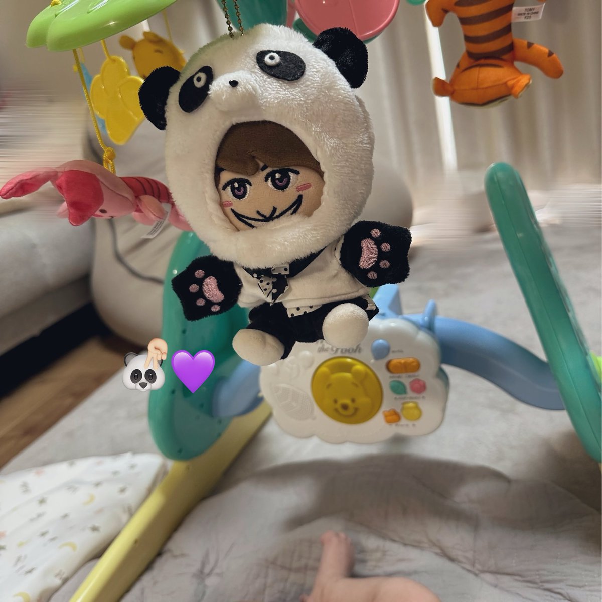 kozzy625__Ae's tweet photo. 娘がだんだん目で物を追えるようになってきたからメリー改造第一弾小島パンぱんだ🐼
メンバー全員のぬいぶら下げてAぇの曲流すのが夢です🎠✨(家汚い) https://t.co/m3TR3ufmhn