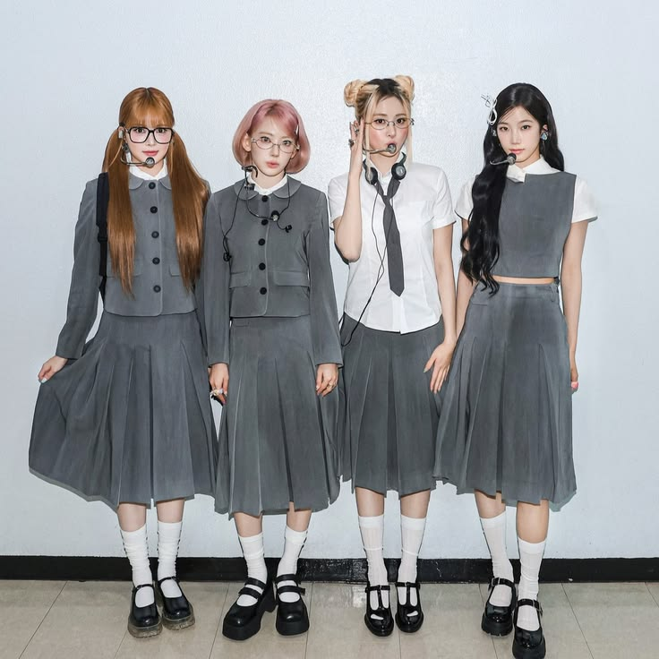 lovalunar's tweet photo. @hotzcoolz wait thats so cute!! im thinking of doing something like yunjins fit here... what do u think? https://t.co/Syi4Dw484z
