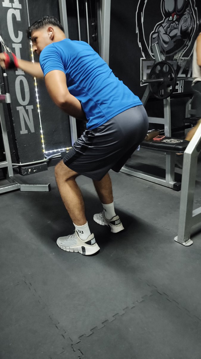 ArmndodlaVega's tweet photo. Nice catch at the gym. What do you think? Boxers or briefs? https://t.co/dRYU8Yy61Y