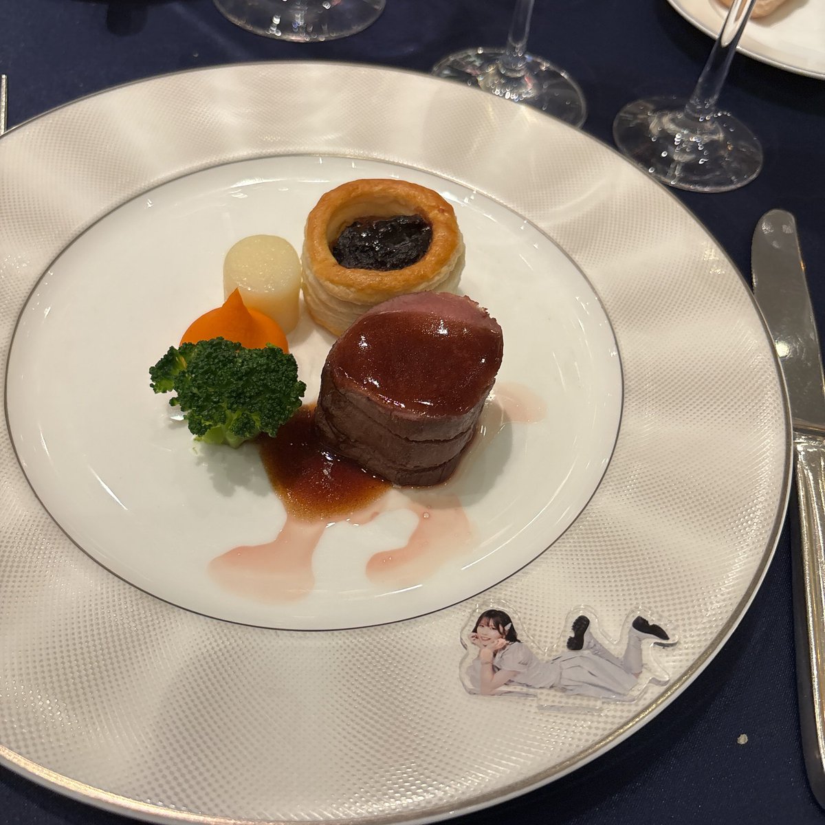 fortis816's tweet photo. あこちゃん、牛フィレ肉のロースト 牛頬肉煮込みにパイを添えて ポテトハーブコンフィとグレーズキャロットピューレ やで https://t.co/cPiTtXExqt