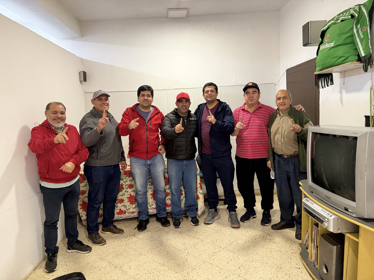 Aaron_una's tweet photo. Presentes junto a los vecinos del barrio San Pablo en la jornada de capacitación sobre el uso de la máquina de votación electrónica y los boletines de práctica, realizada con la gente del Distrito Electoral de Recoleta. 🇵🇾🤝 https://t.co/BjfDwE94l6