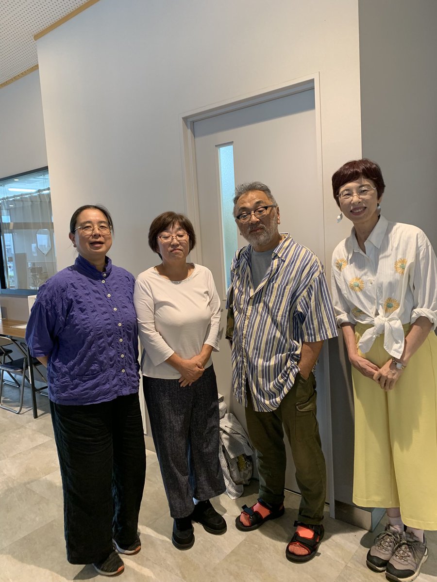unobuko's tweet photo. 9/12（土）市役所コミュニティ棟にて、つくば市福祉団体等連絡協議会主催の学習会「障害のある人の自立生活とケアを考える」に参加。風雷社中の中村和利さんの基調講演、高次脳機能障害の家族の体験談、つくば市障害福祉課障害者地域支援室長の現状のお話、と大変中身の濃い内容でした。風雷社中は移動支援から始まったこと、「ケアとは自分が自分にすることを、自分でできない時に他者の力を借りて行なう。外部化することによって、他者に紐づかず、自分に紐付くことが大切。」という最後の言葉が今日のテーマの核心だったと思います。
また、ヘルパーが中々確保できないという事業所の悩みに対して、「事業所主催のガイドヘルプ研修から入ってもらっている。地域の人にちょっとずつ担ってもらいたい。その中から、この仕事いいなと思った人が重度訪問介護につながっていく」と具体的なアドバイスも。
高次脳機能障害になった息子さんとの長年の経験のお話や、市の障害者地域支援室長の話からは、まずは今ある支援制度を必要な人に知らせてしっかり使ってもらうことの必要性を痛感しました。