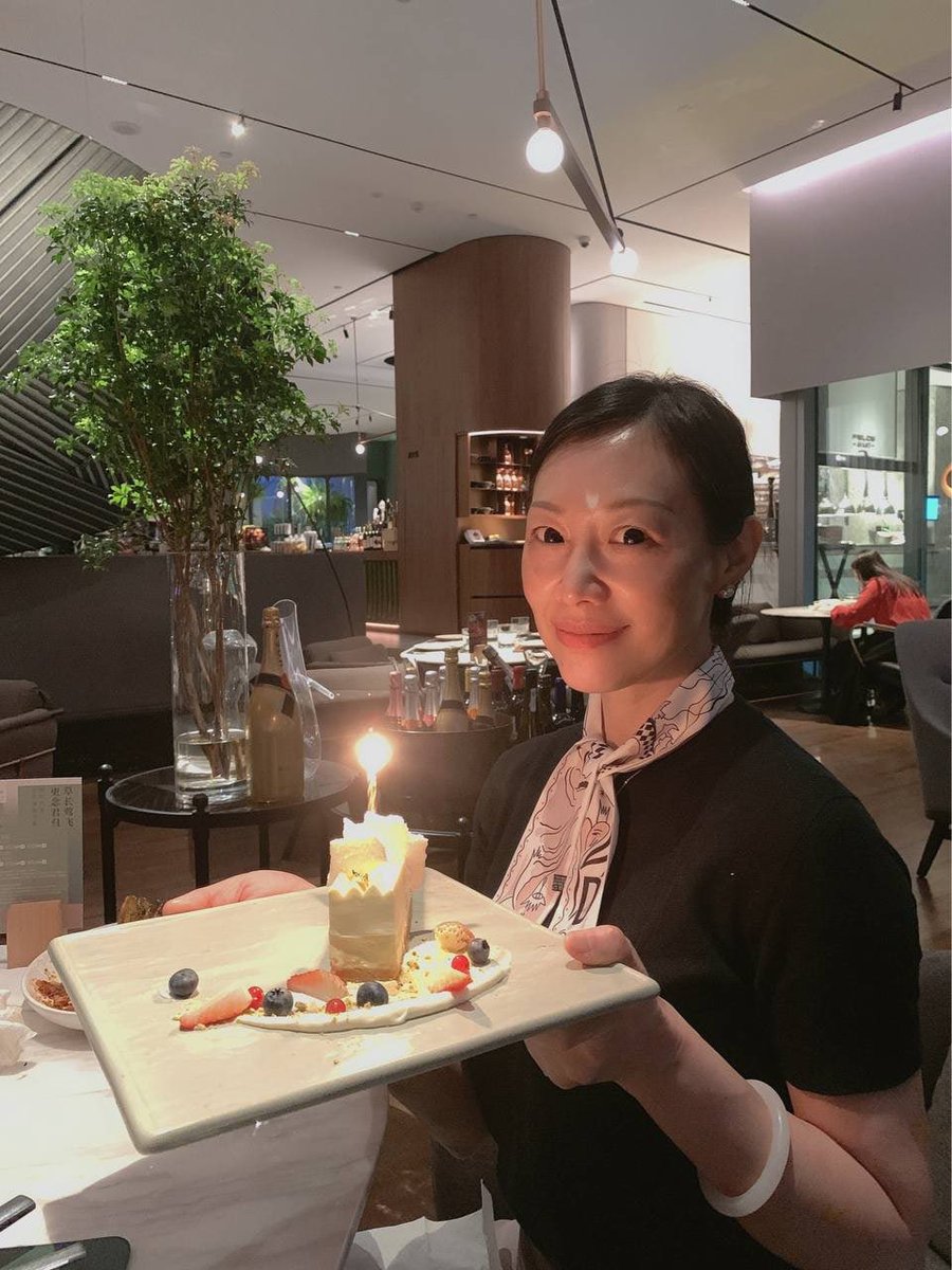 hac945's tweet photo. 成熟美是岁月沉淀的从容与韵味。眼神深邃温柔，举止优雅自信，不再青涩却更迷人。智慧与涵养由内而外散发，如陈年���酿，醇厚而令人心动。 https://t.co/hPSPE34Id5