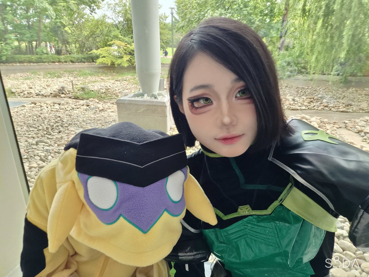 d4m4g_3's tweet photo. 코스어 패키지 입구 쪽에 앉아 있음!!!😋 https://t.co/SnOSd3knQO