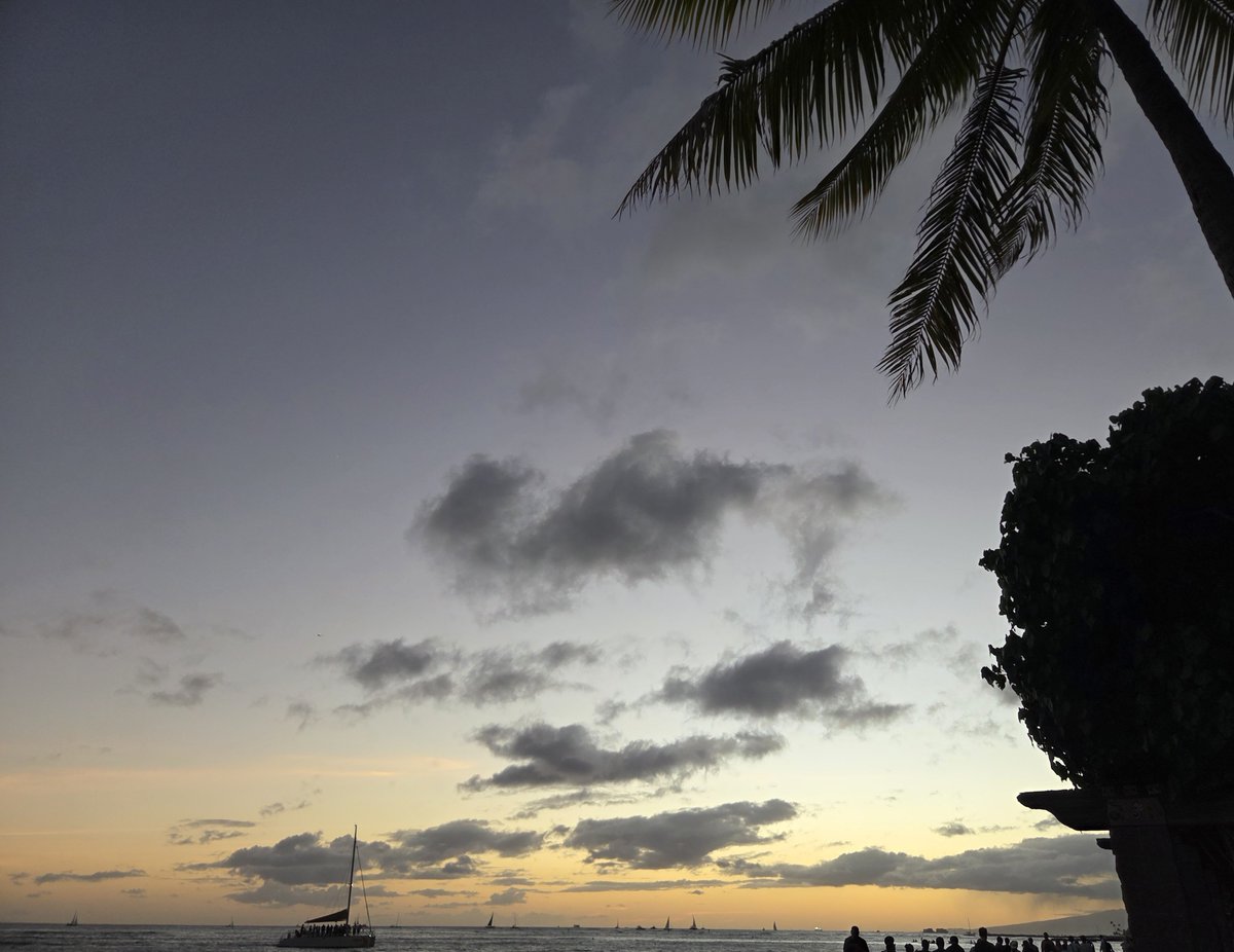 abjriss's tweet photo. 段々落ちていく夕日を眺める贅沢なプーさんタイム🌊🌴
「何もしない」って、なんて満たされる時間なんだろう。風や波の音に五感を委ね、ただただ時間を忘れる……夕日を眺めているだけで、心がすーっとほどけていきました🍯💭
#プーさんタイムスペシャルイベントご招待
#プーさんタイム https://t.co/OxRSWnYVgN