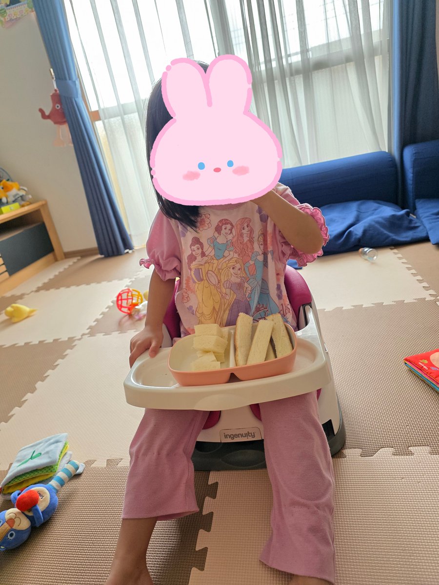 rrminnie's tweet photo. この椅子は、弟のですが？
さすがにテーブルはつけれんだろうと
思ったけど、つけれた🤣
再来月で5歳なのに、
よくこれにはいるよね〜 https://t.co/OErwOfJLJA