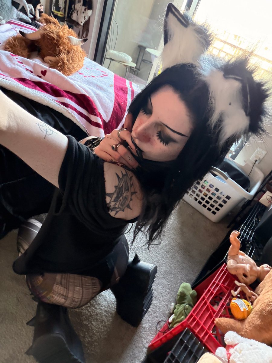 sallybraindeAd's tweet photo. messy hair messy room messy intentions 🧸 https://t.co/tfkHkkTXTf