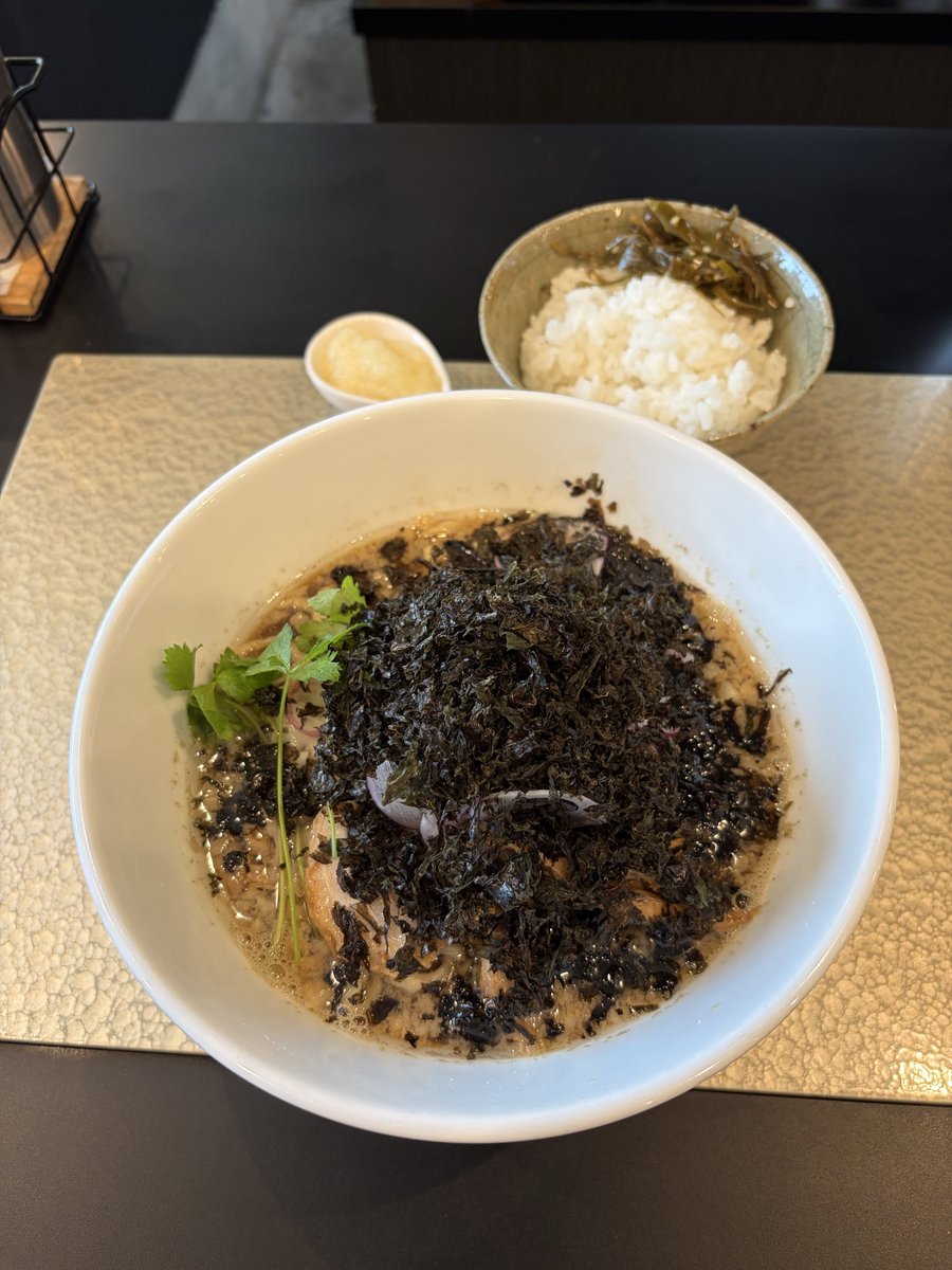 korahmen0929's tweet photo. 麺屋さすけ本店　#掛川市

背脂煮干そばTPバラのり、めし

ニガしょっぱっ🤩

天然由来のものだから多少のブレがあるんだけど今日のは、一段とニガしょっぱいのよ💕

苦いやしょっぱいは、普通回避すべきなんだけどニボラーからしたらご褒美でしかないのよっ🐟✨ https://t.co/PMy11gjM75