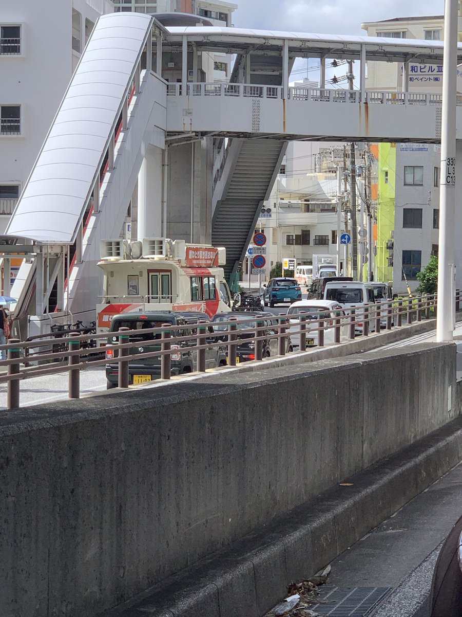 Fhoenix1986's tweet photo. おい、投開票日にデニー側の選挙カー走ってるぞ https://t.co/de9qqXhSRW