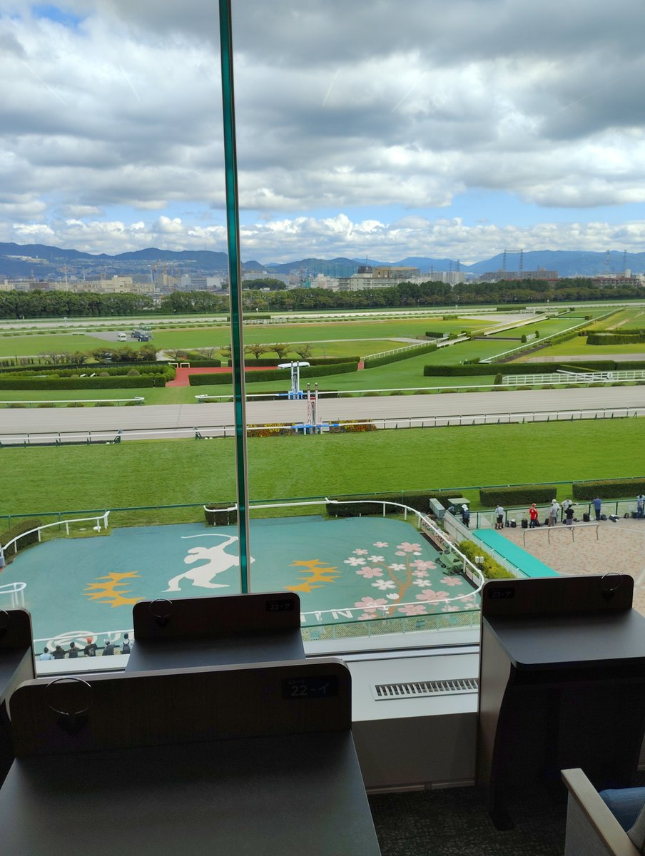 kanmeiroman's tweet photo. 久しぶりに遠征競馬。
ゴール直後のナイス景観指定席をGETできました！
収支は別にして、楽しい1日になりますように🙏

指定席エリアの顔認証による入退場システムは全場全エリアで早急に導入すべし！

#keiba
#JRA
#阪神競馬
#阪神競馬場 https://t.co/PgimlZROy7