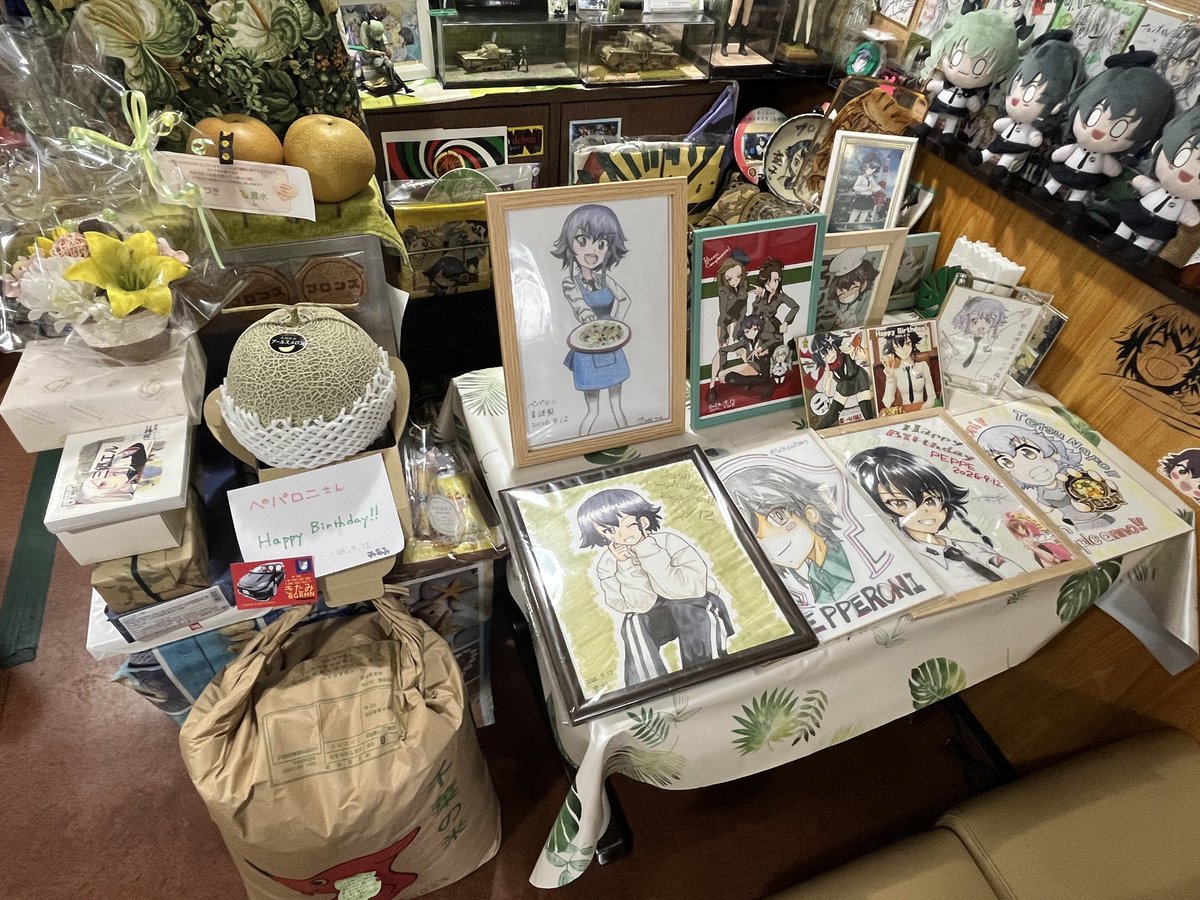 kissa_bronze's tweet photo. 昨日はペパロニさんの誕生日お祝いに沢山のガルパンさんにご来店頂きありがとうございました！沢山のお花、イラスト、お土産、差し入れと感謝しかありません😭
ペパロニさんとブロンズは本当に幸せ者です🙇‍♀️
本日もノリと勢いで元気に開店したします😊 https://t.co/Q8OEGOYL53