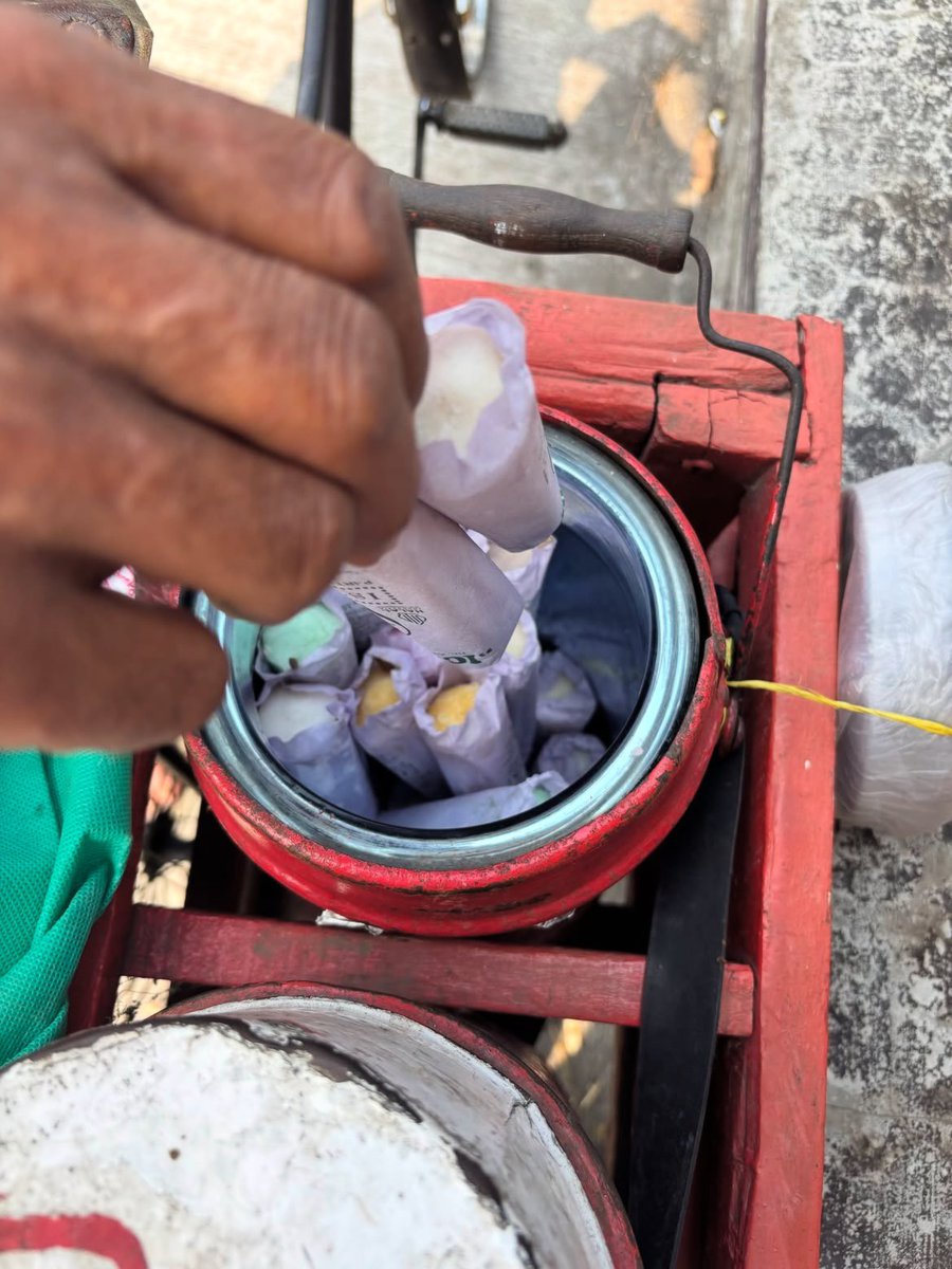 mamahmuda1_'s tweet photo. Untuk warga Blitar yang lewat sekitar srengat atau rumahnya srengatt,larisin yukk jualan mbah mbah ini.
Ice drop legend yang ada di blitar https://t.co/EqaoypNSWg