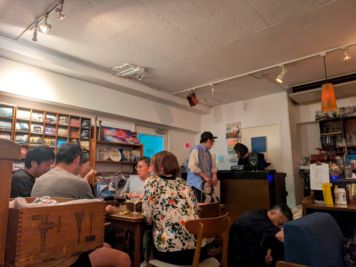 vibechant's tweet photo. 昨晩はカフェ・アプレミディのSweet Saturdayへ。SNSで音楽情報を交わしていたariboさん、90年代の王子にあった大ハコ3Dで回されてた三谷昌平さんとお話できたり、私がGrand Galleryで小野英作さんの展示会を見に行ってたことを知った橋本徹さんが井出靖さんの7inchをかけたり、楽しい一夜でした。 https://t.co/WhPuzUFrQq