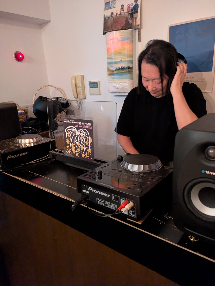 vibechant's tweet photo. 昨晩はカフェ・アプレミディのSweet Saturdayへ。SNSで音楽情報を交わしていたariboさん、90年代の王子にあった大ハコ3Dで回されてた三谷昌平さんとお話できたり、私がGrand Galleryで小野英作さんの展示会を見に行ってたことを知った橋本徹さんが井出靖さんの7inchをかけたり、楽しい一夜でした。 https://t.co/WhPuzUFrQq