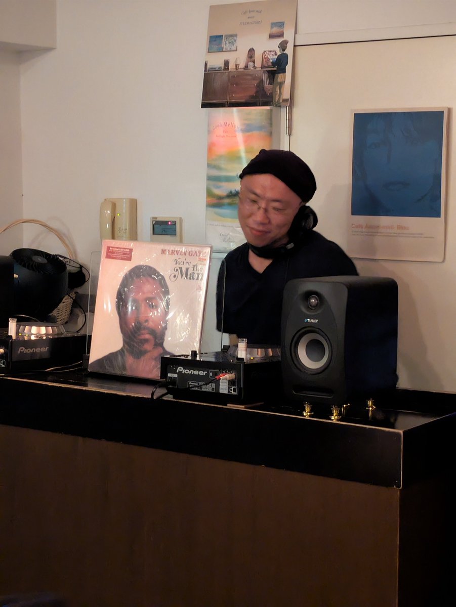 vibechant's tweet photo. 昨晩はカフェ・アプレミディのSweet Saturdayへ。SNSで音楽情報を交わしていたariboさん、90年代の王子にあった大ハコ3Dで回されてた三谷昌平さんとお話できたり、私がGrand Galleryで小野英作さんの展示会を見に行ってたことを知った橋本徹さんが井出靖さんの7inchをかけたり、楽しい一夜でした。 https://t.co/WhPuzUFrQq
