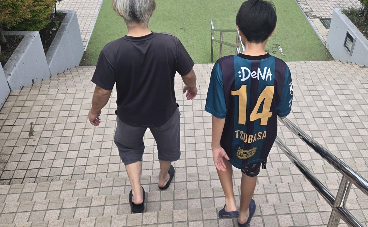 tomomoPB34711's tweet photo. 本日アウェー松本山雅FC戦ですね！！
我が家はアウェー戦、前日の夜中出発道の駅泊の日程になるんですが、山雅戦のときはいつもここになります😆　
中身5歳の中１息子がゴーカートが好きすぎて🤣
ゴールドあんつばユニで颯爽と運転してます🤣🤣
アルウィン着は昼飯後かな・・
#道の駅小坂田 https://t.co/nNvEN3EOuz