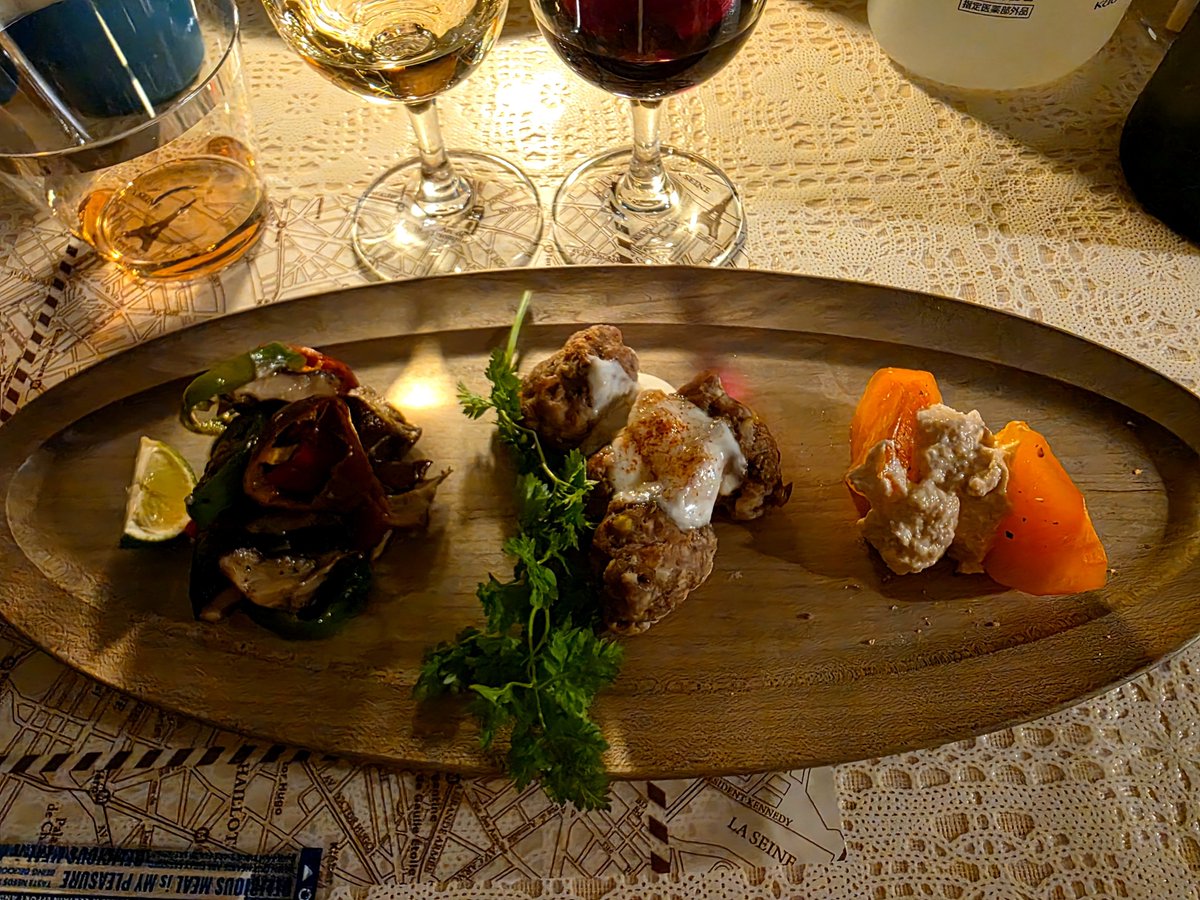 leCours_mika's tweet photo. 昨夜は 教室で第3回目のワイン講座。レアなコルシカワインを3種類 味わう。おそらく初めていただくぶどう品種ばかり。私は白と赤が気に入りました。
先生が用意してくれる ワインのアテもいつもながら美味！
今回 用意したフロマージュは スペインの
オベハ アル ロメロ (羊乳) 。 https://t.co/K42n1sP4Ir
