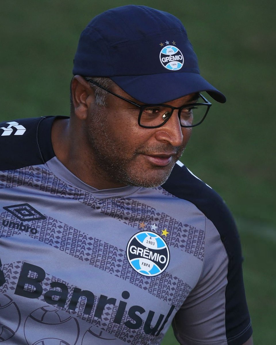 GremioInfo_'s tweet photo. 🚨 Renato Portaluppi e Roger Machado são dois nomes que aparecem constantemente nos bastidores do Grêmio, em caso de saída do técnico Luís Castro. 

Haverá uma nova reunião neste domingo (13), pela manhã, que deverá sacramentar a decisão sobre a permanência ou não do português. 

Neste momento, a tendência é de saída de Luís Castro. 

🗞 @eduardogabardo (GZH) 
📸 Willian Abi