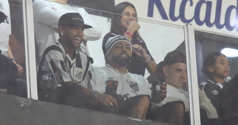 maurocezar's tweet photo. Dono do Cruzeiro contratou Gabriel, que não foi bem, perdeu pênalti contra o Corinthians e caiu na semifinal da Copa do Brasil; emprestou ao Santos pagando parte dos salários, está perdendo o jogo e o jogador, fora da partida, se diverte no camarote com Neymar vestindo camisa retrô Santos. Que negócio!