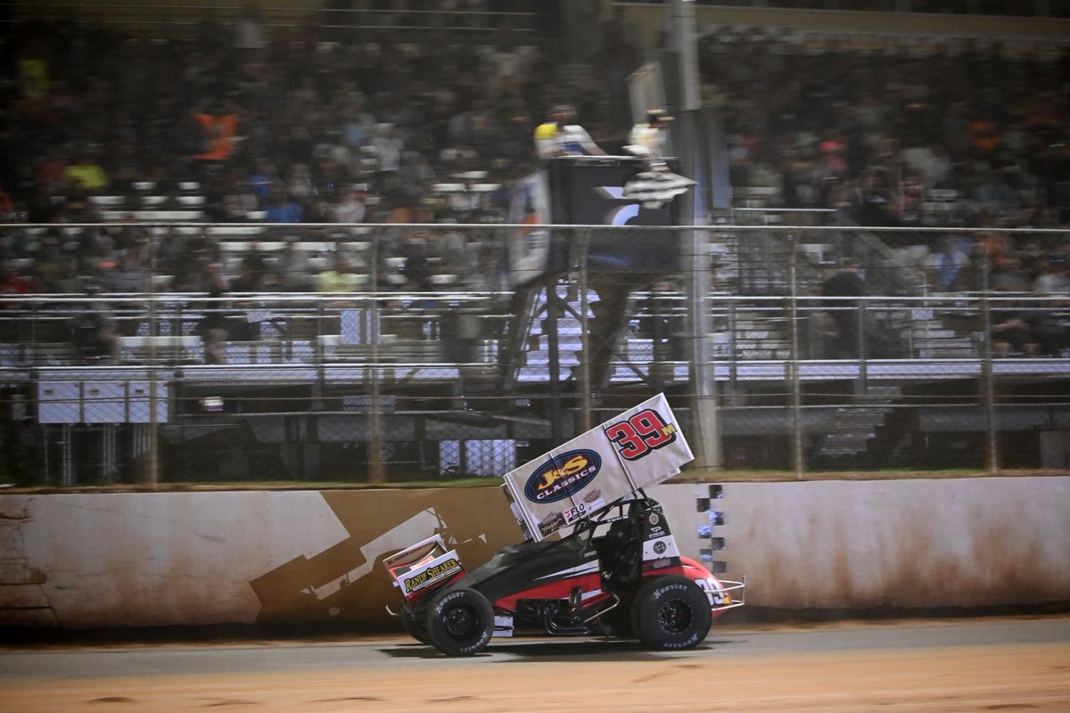 HighLimitRacing's tweet photo. A brief snippet of what @Macri39M has accomplished with 𝗧𝗛𝗥𝗘𝗘 𝗗𝗜𝗙𝗙𝗘𝗥𝗘𝗡𝗧 𝗗𝗥𝗜𝗩𝗘𝗥𝗦 this year…

🏆 @KaseyKahne won @WorldofOutlaws at @WilliamsGrove

👑 @AnthonyMacri7 won #KingsRoyal at @EldoraSpeedway

🎡 @JamesMcFadden25 won #Tuscarora50 at @PortRoyalSpdway https://t.co/RxVIDKZOJN