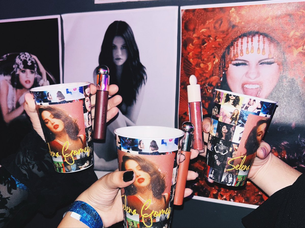 selephoria's tweet photo. pretty girls listen to selena gomez 💋 https://t.co/IfmyUa4tFD