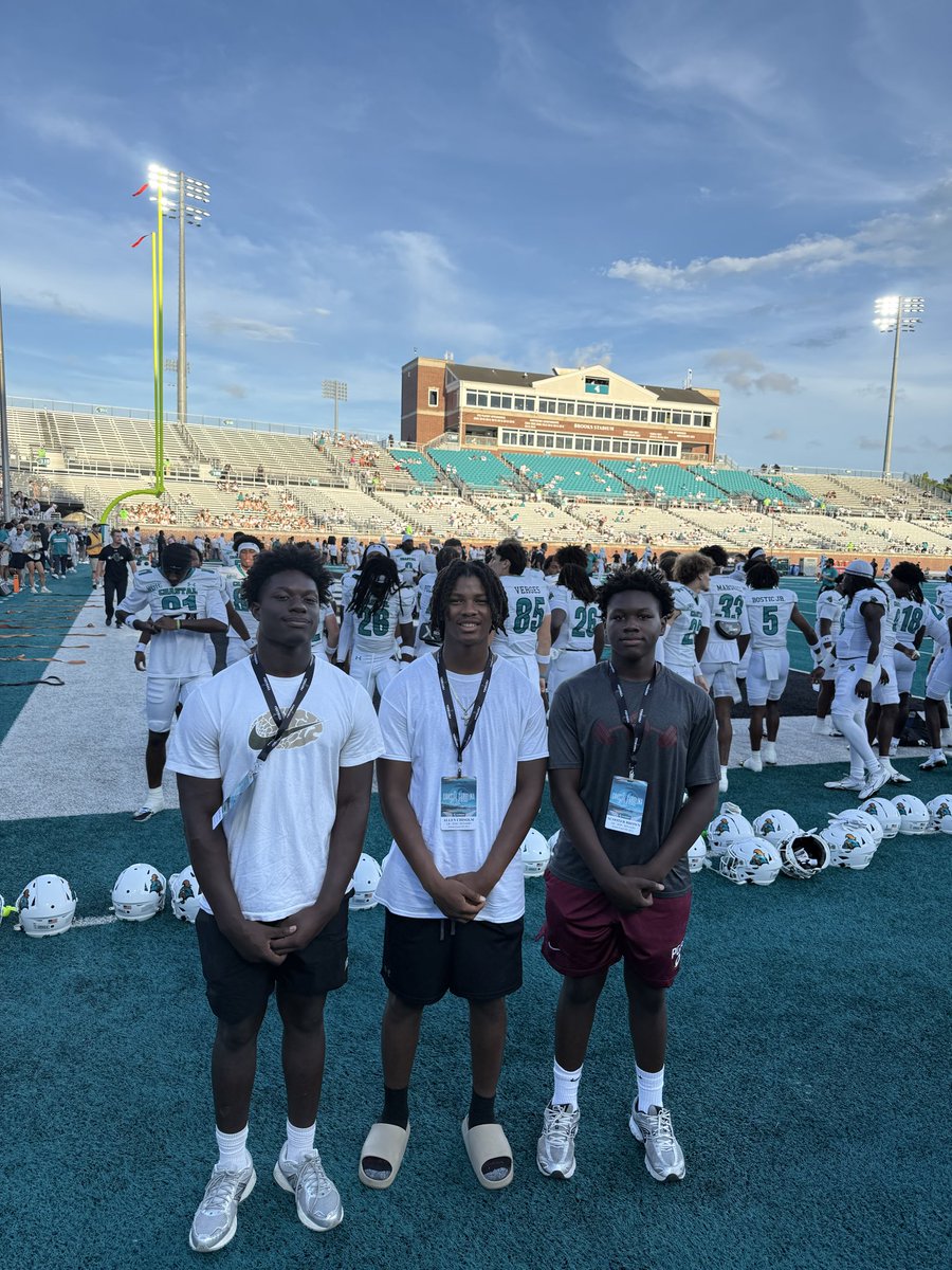 Coach_Neighbors's tweet photo. 𝐆𝐚𝐦𝐞𝐝𝐚𝐲 𝐕𝐢𝐬𝐢𝐭

3 of our big time underclassmen taking in a Gameday visit tonight to Coastal Carolina:

2028 LB @ChisolmAll37516 
2029 EDGE @ShamarBrown135 
2029 LB Scooter Brown 

#TRUST🌪️ https://t.co/6xJUhe9R6B