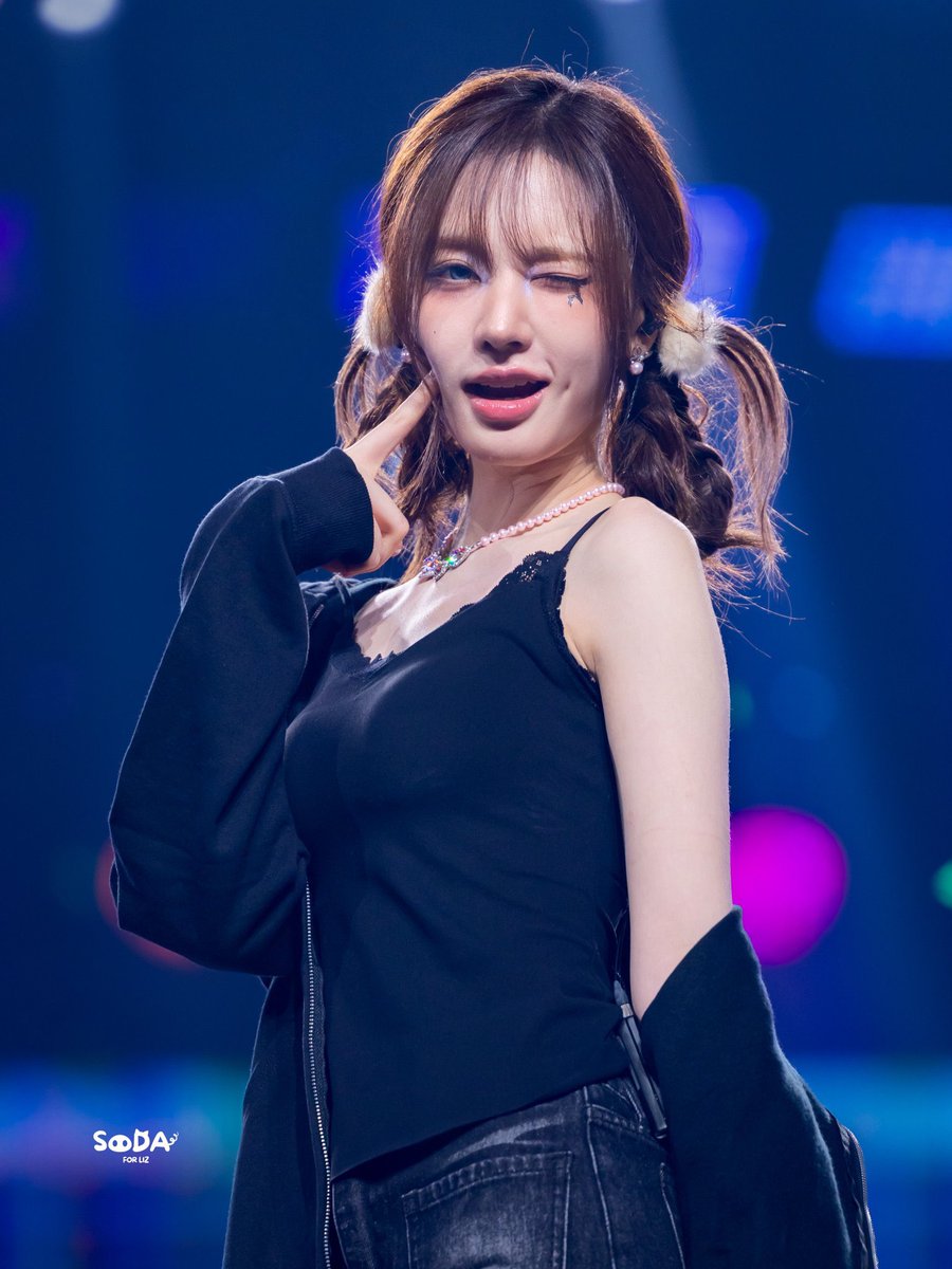 luvcrxch's tweet photo. 요즘 앵콜 때마다 귀요미 착장으로 와주는거 너무 좋네 https://t.co/gQq3496TqQ