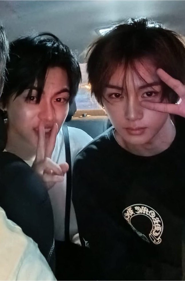 formyflowerboy's tweet photo. BTSしかナムジャドルを知らないタクシーの運転手さんに「BTSですか？」って聞かれて「はい」って答えたジェムニャンズおもろすぎて声出た　よくそんな秒でバレる嘘つけたなｗｗｗｗｗｗｗｗｗｗ https://t.co/5bhjiaG8Cy