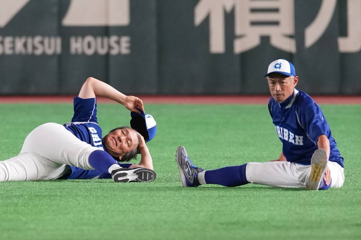 Fullcountc2's tweet photo. 「SATO presents 高校野球女子選抜 vs イチロー選抜 KOBE CHIBEN」

試合前練習がはじまり、#イチロー 氏や #松井秀喜 氏らもリラックスした表情で体を動かしています💪

Photo by Gaku Inoue https://t.co/MqAcm8y7fb