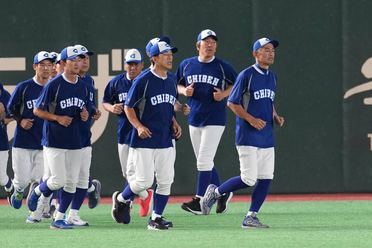 Fullcountc2's tweet photo. 「SATO presents 高校野球女子選抜 vs イチロー選抜 KOBE CHIBEN」

試合前練習がはじまり、#イチロー 氏や #松井秀喜 氏らもリラックスした表情で体を動かしています💪

Photo by Gaku Inoue https://t.co/MqAcm8y7fb