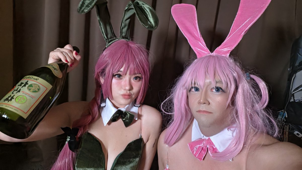 KagamineNico's tweet photo. Colossalcon East 2026 Day 3, PART 3]
Bocchi x Kikuri (Bocchi the Rocka!)
ぼっちｘきくり（ぼっち・ざ・ろっく！）

Bocchi: @KagamineNico
Kikuri: @katomito

#bocchitherockcosplay #ぼっちざろっくコスプレ #ColossalconEast https://t.co/7HeXJ5CTCX