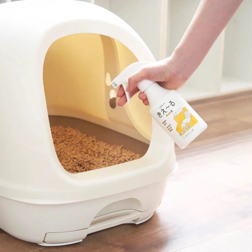 猫ちゃんのトイレにスプレーしているところ。