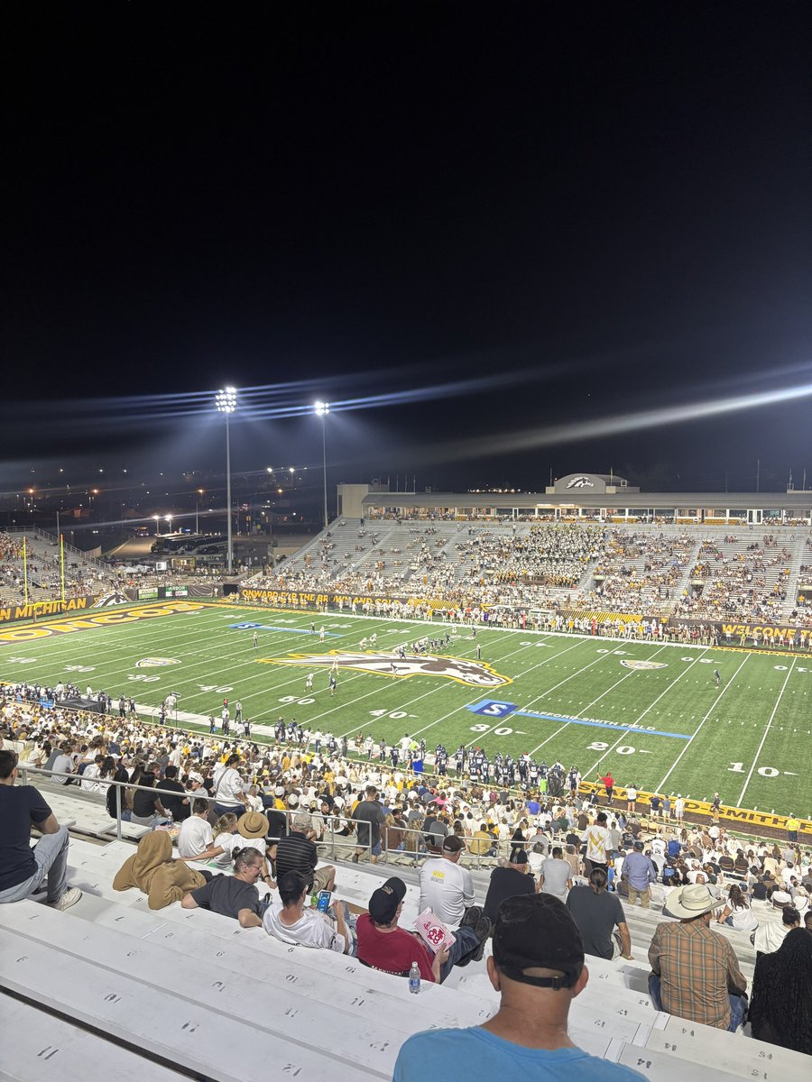 DanielDes2028's tweet photo. Had an amazing game day visit at @WMU_Football. It was an awesome experience. Excited to come back soon!!!

@BrotherRiceFB @CoachCano @OLMafia @PrepRedzoneIL @CoachQuedenfeld @EDGYTIM @Rivals @Bryan_Ault @AllenTrieu @CamAllenFB @WMU_Recruiting https://t.co/HLxv7zi99a