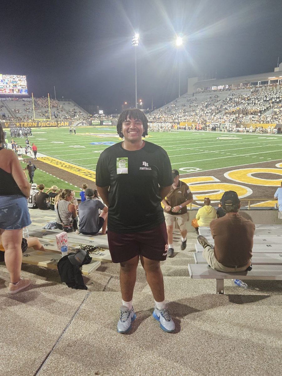 DanielDes2028's tweet photo. Had an amazing game day visit at @WMU_Football. It was an awesome experience. Excited to come back soon!!!

@BrotherRiceFB @CoachCano @OLMafia @PrepRedzoneIL @CoachQuedenfeld @EDGYTIM @Rivals @Bryan_Ault @AllenTrieu @CamAllenFB @WMU_Recruiting https://t.co/HLxv7zi99a
