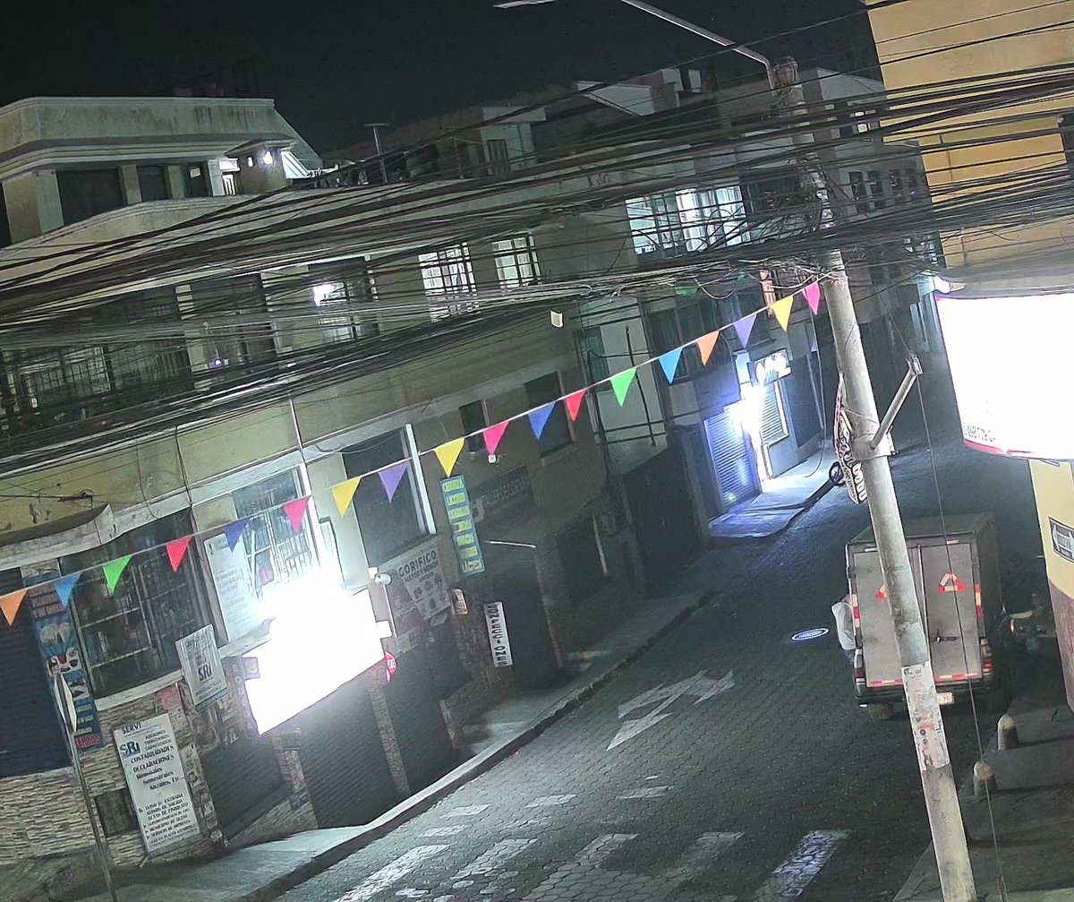 JesJpL's tweet photo. @ElectricaQuito Buenas noches por favor podrían ayudarnos en san isidro del inca la calle California Alta (entre la Nogales y De los Liquenes) está sin alumbrado público por dos días. https://t.co/PGg28xoV2g