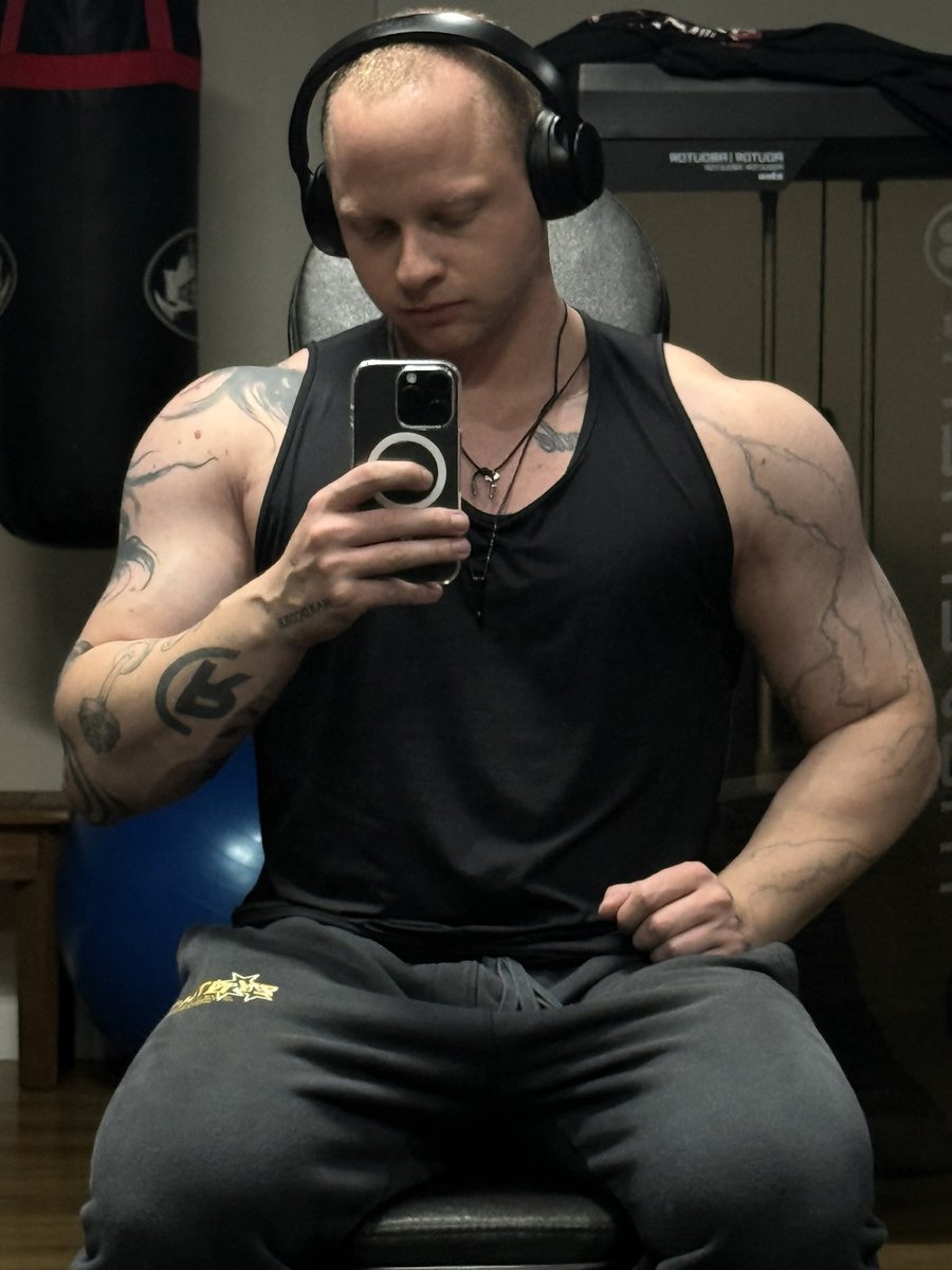 Raphaelicamilo's tweet photo. #bodybuilding https://t.co/uEq2USiHT2
