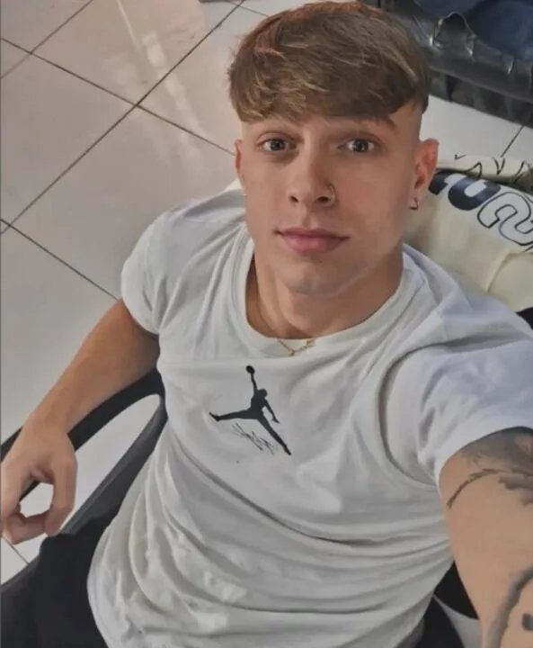 BastanteAnti's tweet photo. Exponen a todos menos al asesino.
Agustín Gagliasso conducía a 120 km/h en una zona con máxima de 60.
Mató a madre e hija, fue tan violento que una de ellas quedó decapitada, pero como tiene plata la está sacando bastante barata. https://t.co/AZZlPKXsVl