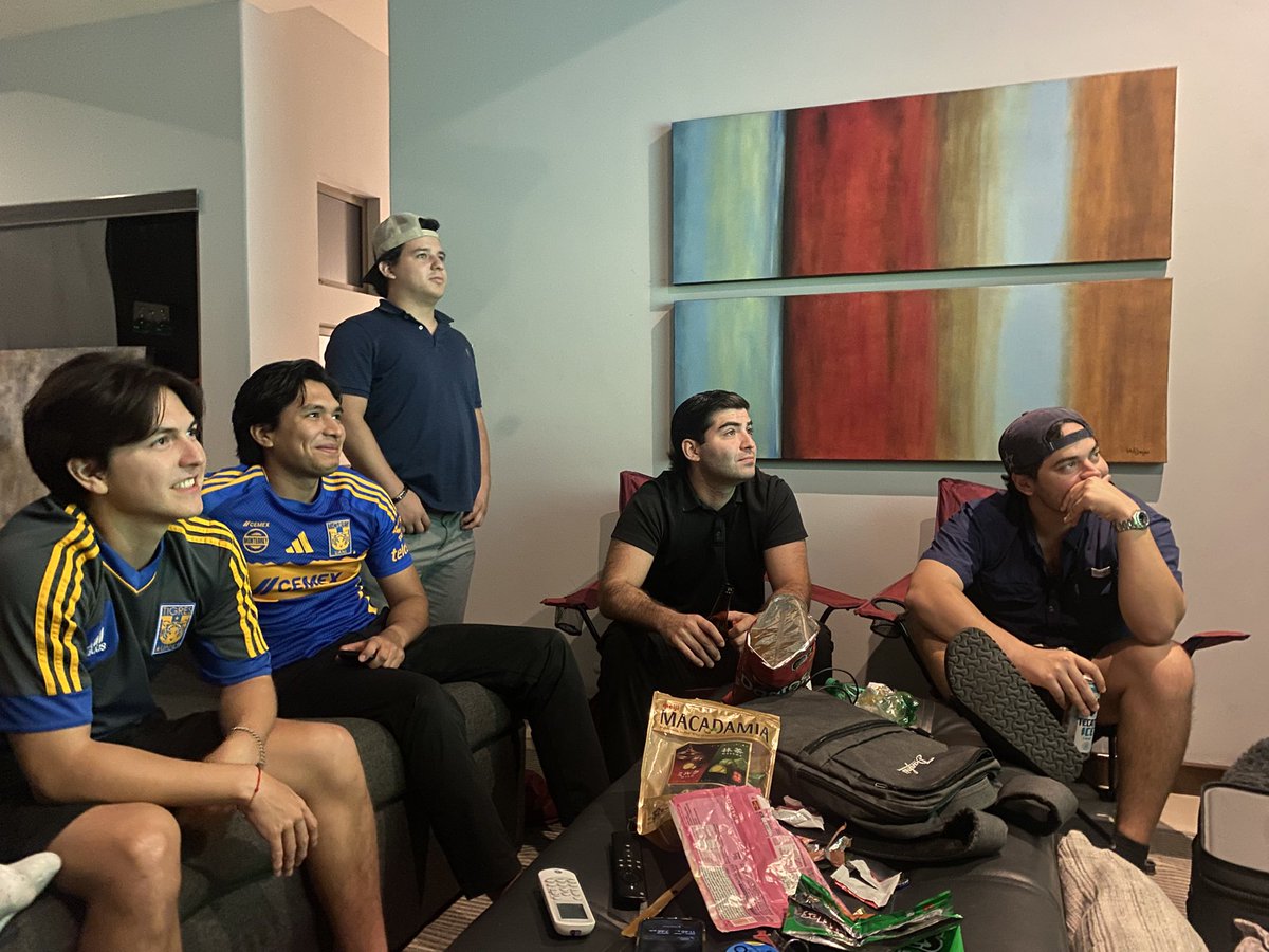 Claucasta1's tweet photo. Aquí disfrutando del Clásico 

#SabadoFutbolero https://t.co/iv19p7PIH0