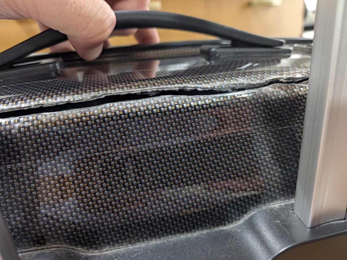 zakimiya1223's tweet photo. スーツケース3個目が壊れました
8年間で3個の破損

重い工具持って出張飛び回ってるせいでもあるのですが
そろそろ会社経費で購入したい https://t.co/MjzeWDUB16