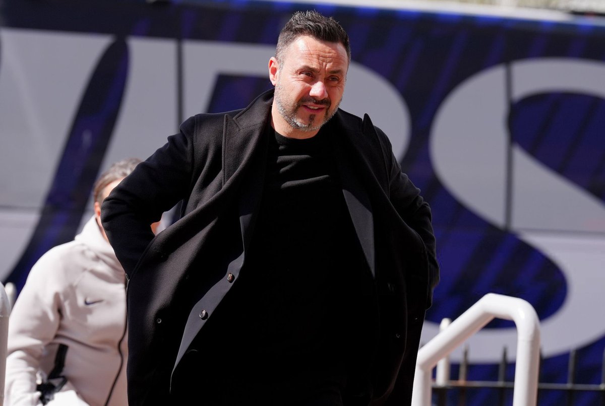 FabrizioRomano's tweet photo. 😅🇮🇹 Roberto De Zerbi: “In Italy, for example, I would be the best coach in the world… because I achieved two clean sheets in the last two matches!”. https://t.co/qgz499fJxC