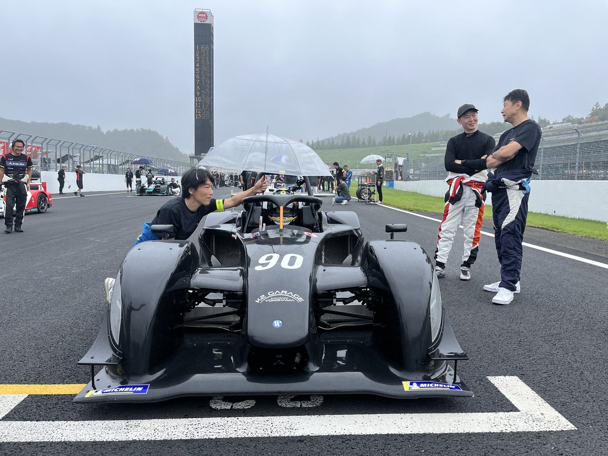 k2__garage's tweet photo. MEC120【Rd.2 もてぎ 決勝】🏎💨
v.Granz Ama-Ama #90
まもなく決勝!
雨の中でのスタートです🏁🔥
応援よろしくお願い致します☺️
#vGranz
#MEC120
#モビリティリゾートもてぎ https://t.co/3leDJu2LzB