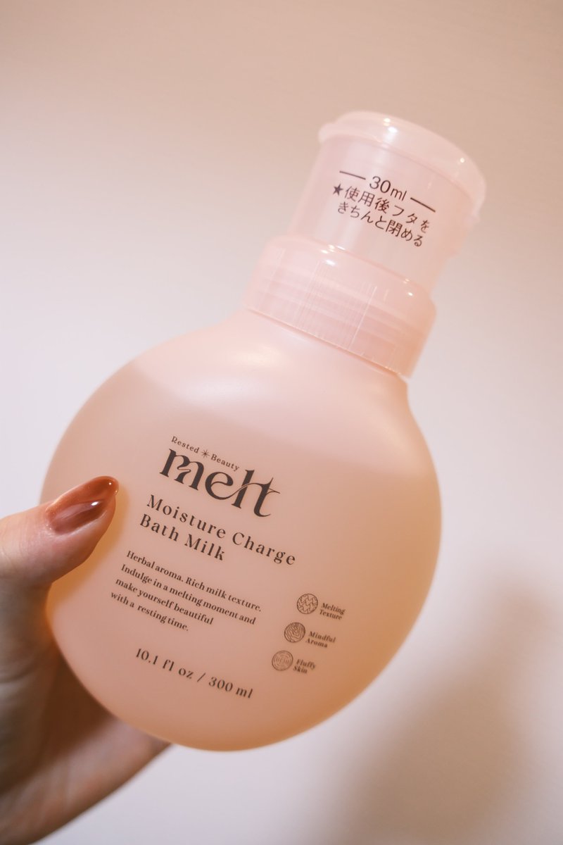 nm_wgv's tweet photo. 少し前にmeltのファンミーティングに参加してきました💕✨
やっぱりとってもいい香り！
女性らしく柔らかいんだけど、深みがあって他にはない香り！

新しく入浴剤と髪の美容乳液が発売されるんだって💫
2STEPの入浴剤で、ピーリング効果のある重炭酸バス×肌に馴染みやすいオイルを配合したふわ肌バス

2剤を入れた時の混ぜ合わさる過程の大理石のような模様とさらに深みのある香りになるのが大好き！癒された！

早速昨日の夜に、OFFの儀式としてゆっくり湯船に浸かる時間を作ってみたよ🍑幸せ🤸

#mimist_melt部 
#melt部ファンミーティングに参加中