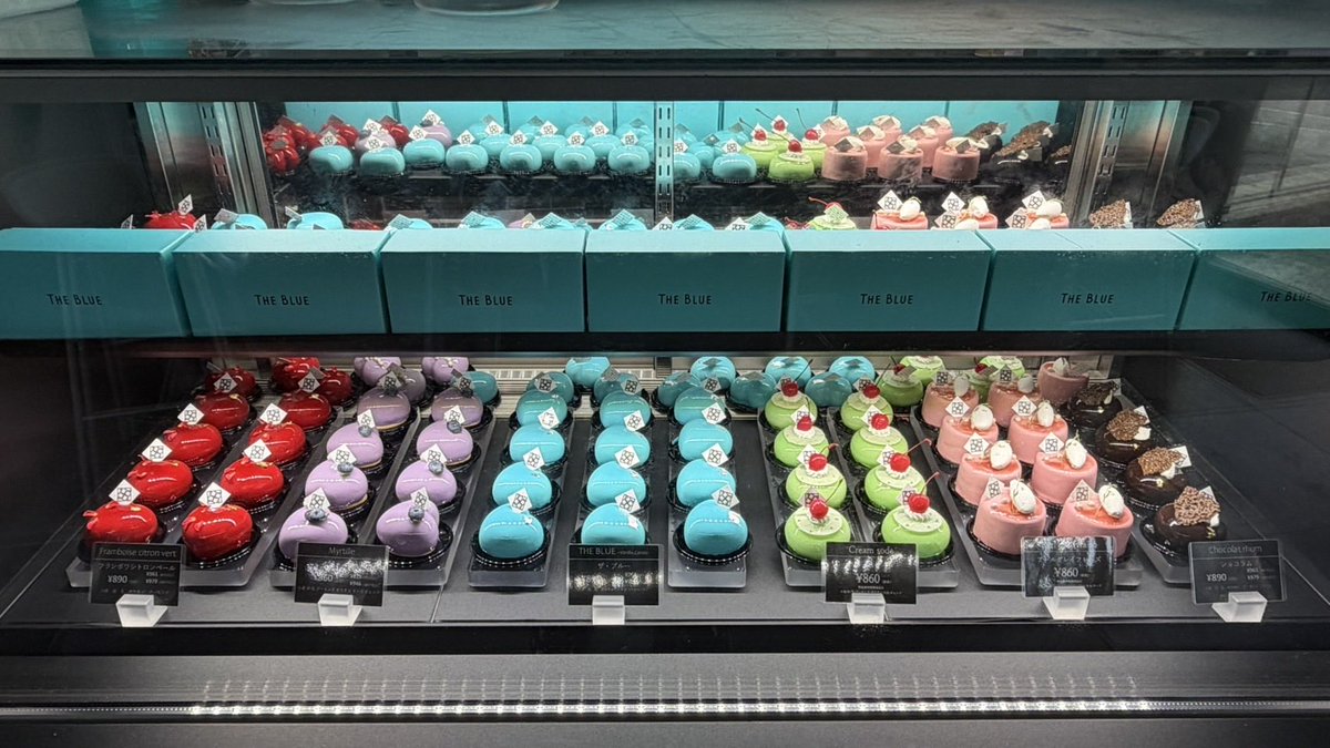 theblue_hibiya's tweet photo. こんにちは！THE BLUEです💎
本日、「THE BLUE」をはじめ自慢のケーキたちが並ぶ最後の日です。
ご来店くださる方、過去に来店してくださった方、当店を想ってくださる皆様にとってちょっと特別な日曜日になりますように。
イートイン、テイクアウトともに大歓迎です😊
心よりお待ちしております🕊️ https://t.co/kmZUvESMFI