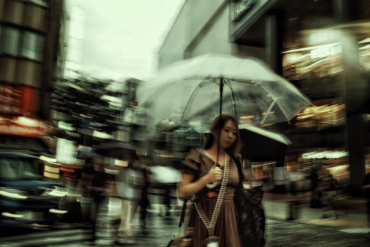 liberal1719k's tweet photo. 丁度1年前の再現像　雨の日はカメラを上に向けて前玉に雨粒付けてから光を拡散させるのが好き　今年の9月は例年より10℃涼しい　横浜市西区南幸にて　#yokohama #streetphotography #Rainyday https://t.co/DXYt1xkozw