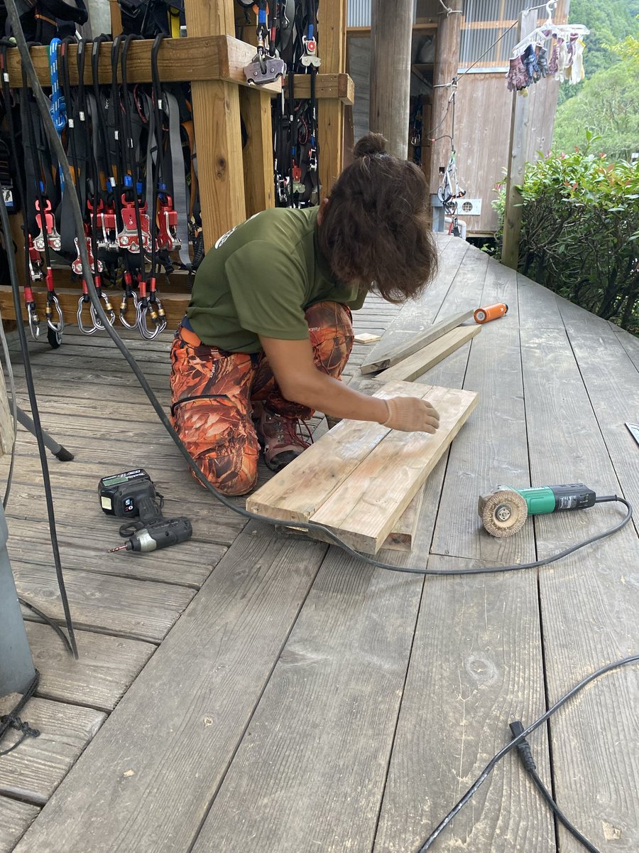 forest_iya's tweet photo. 9月13日天気は曇りです🌥️
本日も元気いっぱい営業してます！

新しく入荷したTシャツの
商品棚を作成中🔨

皆様のご参加お待ちしております！
お問い合わせ先📞080-6284-2105 https://t.co/6L6fu8jBls