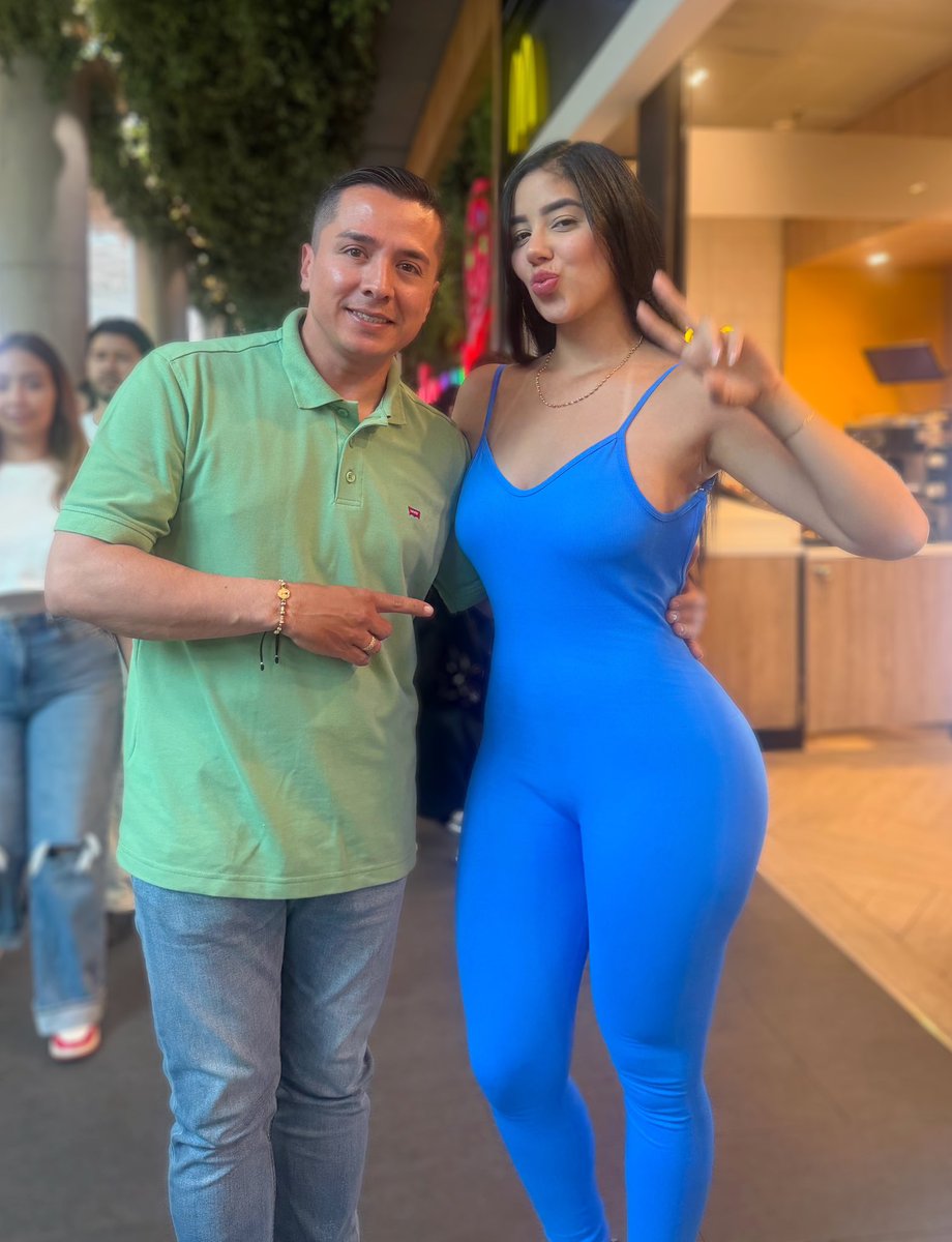 ElPolinfluencer's tweet photo. Compartiendo un buen momento con la influencer y creadora de contenido Mariana Zapata 😎✨ https://t.co/8R8uFBoY6g
