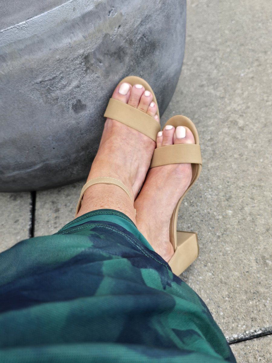 TipToeBlissfun's tweet photo. Saturday night wedding!!
#feet #toes #feetfinder #onlyfans https://t.co/mWc6dZUsOH