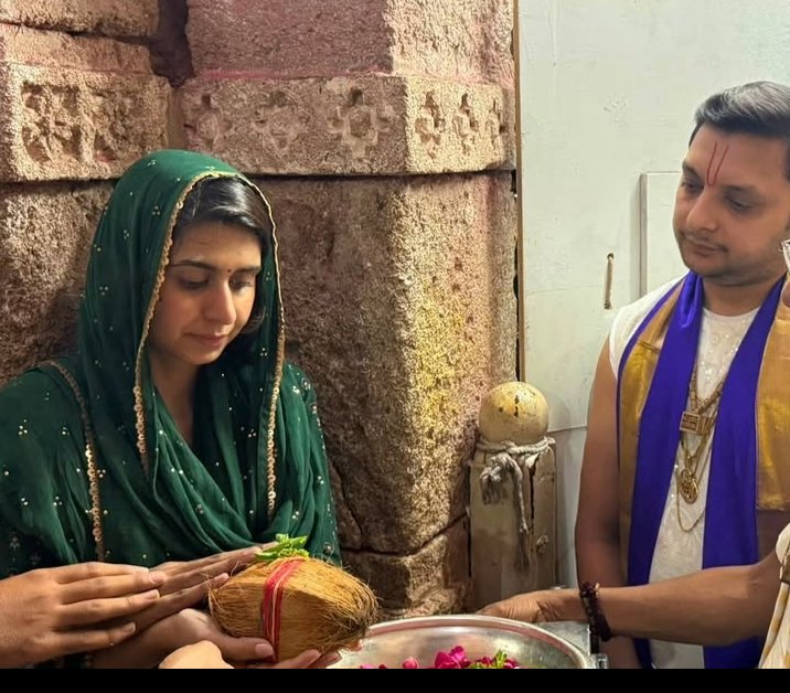 AmdavadMatters's tweet photo. લોક ગાયિકા કિંજલ દવેએ પોતાની સમગ્ર કેમેરા ટીમ સાથે @DwarkaOfficial મંદિરમા પૂજા અર્ચના કરી અને ફોટો શૂટ કરાવ્યુ

અને એઝ યુઝુઅલ @SP_Dwarka પોતાની ફરજ ચૂકી ને સુતા રહ્યા,

લોકો આવી રીતે આવીને ગુનાઓ કરીને જતા રહે છે અને એ પણ જગત મંદિરમા અને પોલીસ સૂતી રહે છે, 

તે ચિંતાનો વિષય છે. https://t.co/WMq1KQWlik