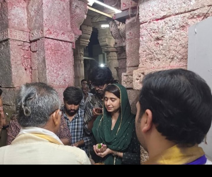 AmdavadMatters's tweet photo. લોક ગાયિકા કિંજલ દવેએ પોતાની સમગ્ર કેમેરા ટીમ સાથે @DwarkaOfficial મંદિરમા પૂજા અર્ચના કરી અને ફોટો શૂટ કરાવ્યુ

અને એઝ યુઝુઅલ @SP_Dwarka પોતાની ફરજ ચૂકી ને સુતા રહ્યા,

લોકો આવી રીતે આવીને ગુનાઓ કરીને જતા રહે છે અને એ પણ જગત મંદિરમા અને પોલીસ સૂતી રહે છે, 

તે ચિંતાનો વિષય છે. https://t.co/WMq1KQWlik