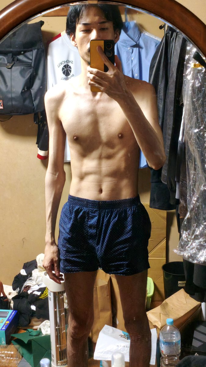 3itsui_x's tweet photo. 筋トレ始めて7ヶ月目
9月になって写真撮るの忘れてた
髪伸びてきて髪型終わってるのと部屋汚いのは見逃してくれ https://t.co/XA2rVrP7Tu